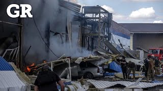 Rusia se moviliza y bombardea súpermercado en Donetsk [upl. by Nylodnarb]