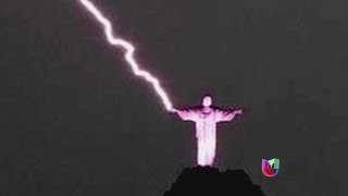 Un rayo alcanzó al Cristo Redentor de Río de Janeiro  Noticiero Univisión [upl. by Aneerhs30]