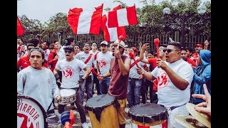 BARRA PERUANA LA HINCHADA MÁS GRANDE DEL MUNDO ¡Arriba Perú [upl. by Amata]